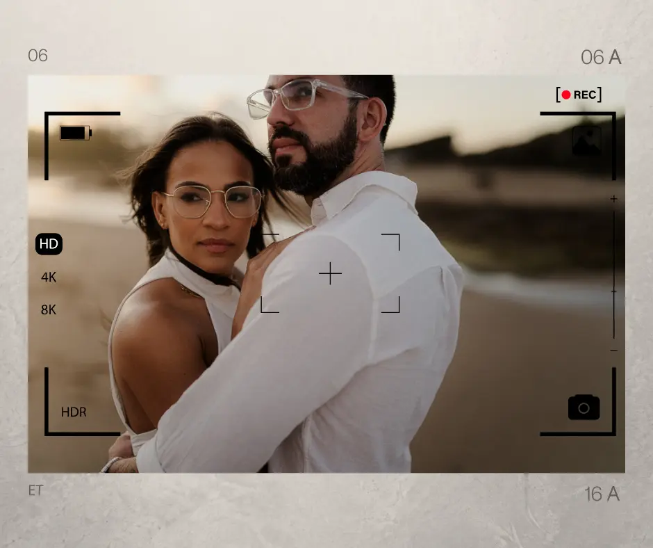 pareja en la playa en sesión de video y foto disfrutando el atardecer en Puerto Rico