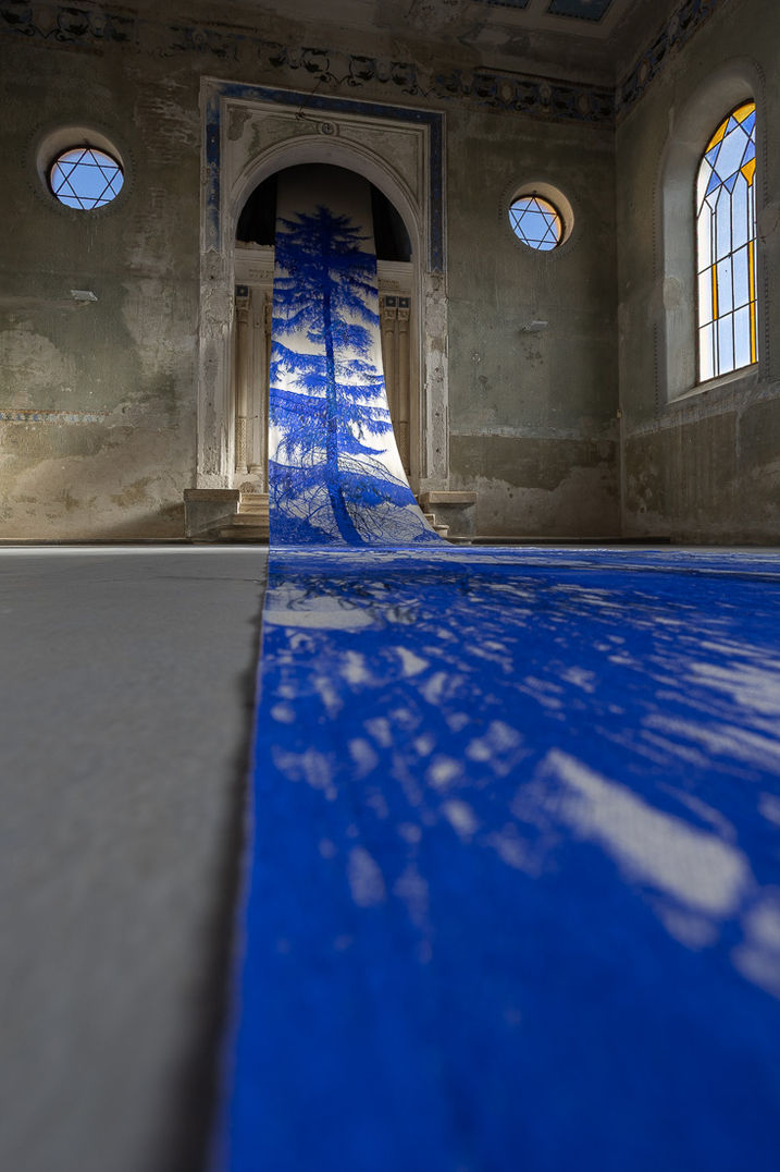 Veľkorozmerná kresba na plátne v modrej farbe, inštalácia na výstave v synagóge