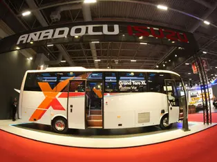 Anadolu Isuzu'nun Busworld Türkiye 2026 fuarında sergilediği yeni nesil ticari araç modelleri ziyaretçilerle buluşuyor.
