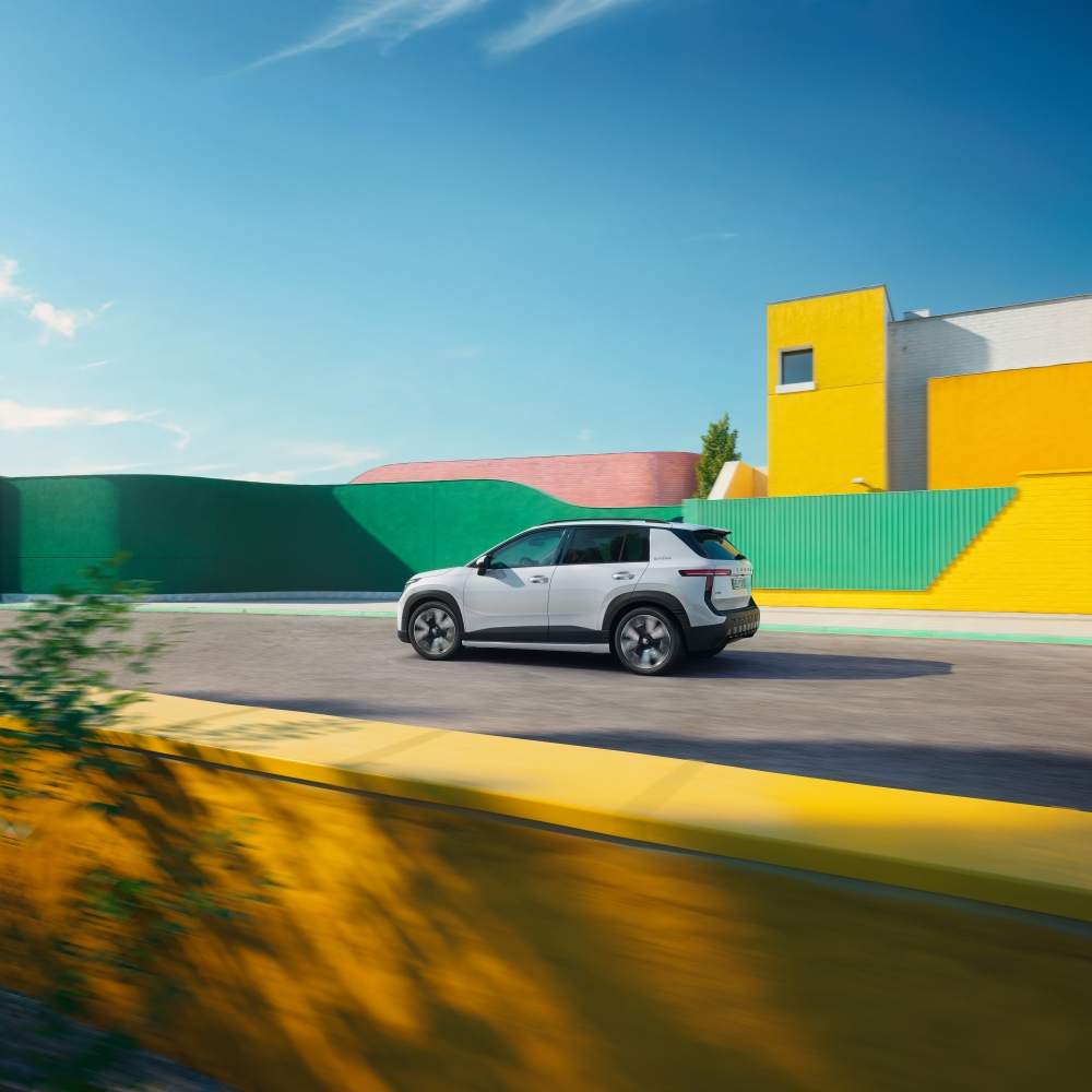 Škoda Epiq elektrikli SUV modeli tanıtım görseli, modern kompakt SUV tasarımı, LED far detayları, yeni nesil elektrikli otomobil teknolojileri ve sürdürülebilir mobilite yaklaşımını yansıtan resmi basın görseli.