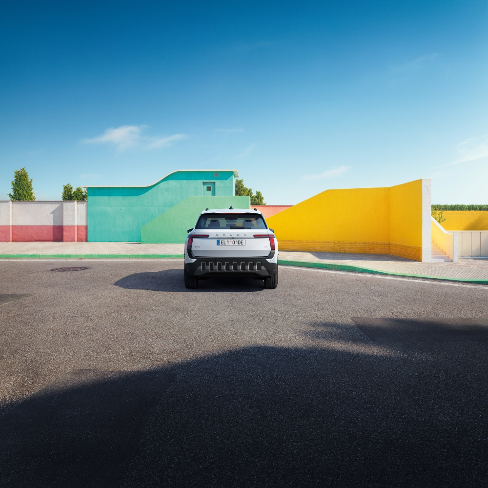 Škoda Epiq elektrikli SUV modeli tanıtım görseli, modern kompakt SUV tasarımı, LED far detayları, yeni nesil elektrikli otomobil teknolojileri ve sürdürülebilir mobilite yaklaşımını yansıtan resmi basın görseli.