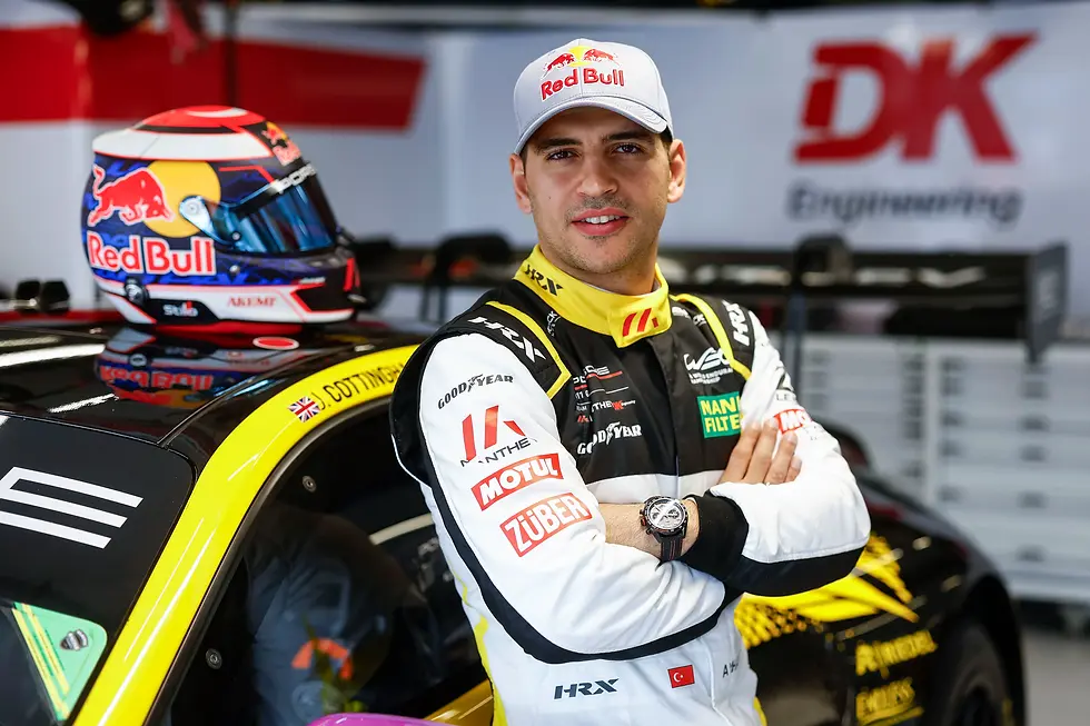 Ayhancan Güven’in Manthey Racing takımına ait #91 numaralı Porsche 911 GT3 R ile Le Mans 24 Saat yarışı öncesinde poz verdiği resmi tanıtım görseli.