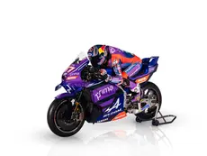 Toprak Razgatlıoğlu’nun Pramac Yamaha takımıyla Yamaha YZR-M1 üzerinde MotoGP Macaristan Grand Prix’si öncesinde pistte mücadeleye hazırlandığını gösteren yarış görseli.