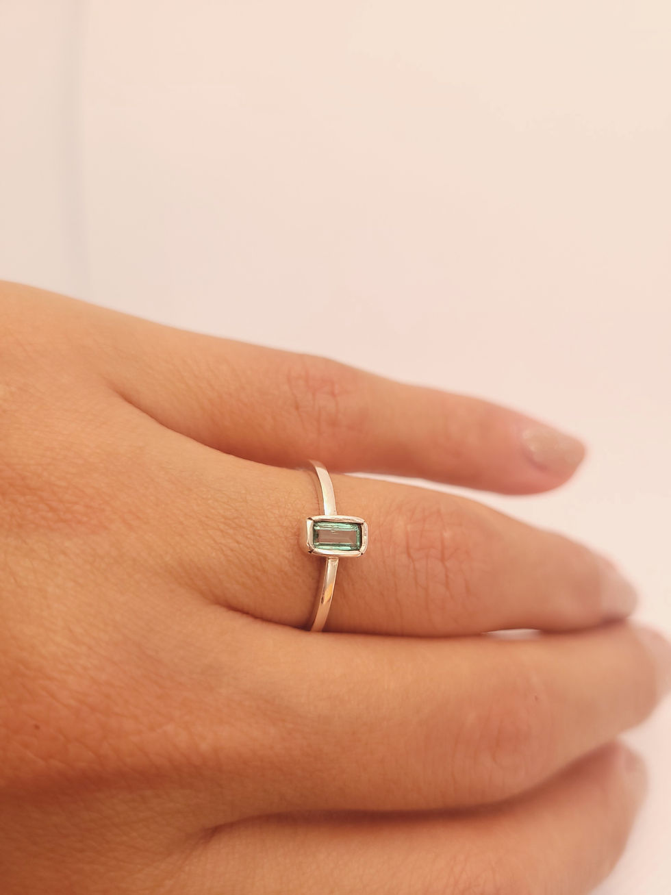 Miniatura: Anillo rectangular de esmeralda Bisel