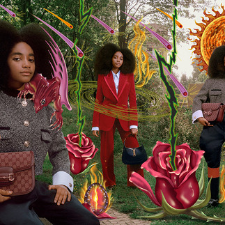 Collezioni iconiche:   Tra le collezioni più celebri ci sono “Flora”, lanciata negli anni ’60, e le più recenti collezioni come “Gucci Aria” e “Gucci Love Parade”. 