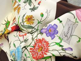 Collezioni iconiche:   Tra le collezioni più celebri ci sono “Flora”, lanciata negli anni ’60, e le più recenti collezioni come “Gucci Aria” e “Gucci Love Parade”. 