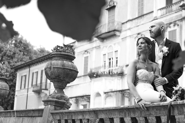 Ritratto in bianco e nero degli sposi sulla balaustra di Villa Cagnola Gazzada, stile reportage