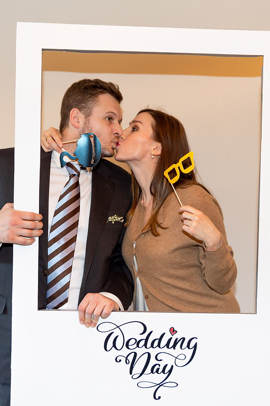 "Gruppo di amici che si divertono nel photo booth, sorridendo e facendo pose divertenti a Tradate."