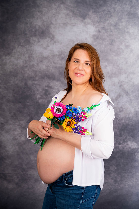 Donna incinta con mazzo di fiori Lego – servizio maternità creativo