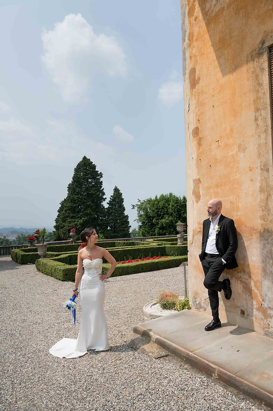 Fotografo matrimonio Varese, ritratto degli sposi nel giardino all'italiana di Villa Cagnola