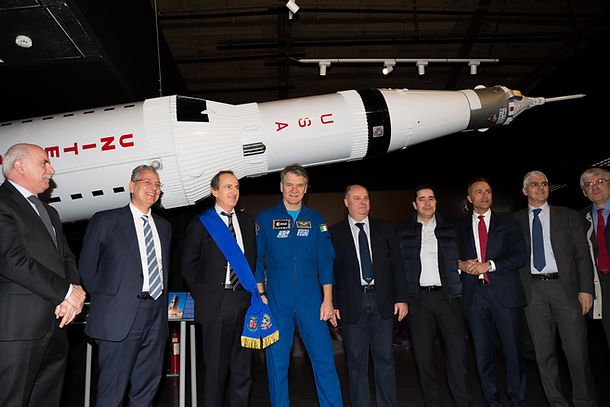 Fotografie dell'inaugurazione con Paolo Nespoli, astronauta italiano, a Tradate. Scopri gli scatti esclusivi dell'evento con uno degli astronauti più celebri d'Italia, realizzati durante la cerimonia. Servizi fotografici professionali per eventi pubblici e inaugurazioni nella provincia di Varese