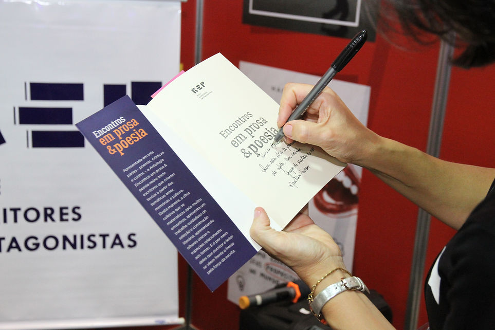 IMG_0382 autografando.JPG