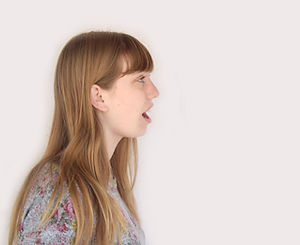 Young-mujer-Hablar