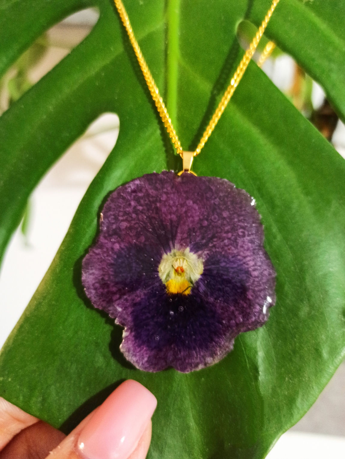Collar flor de pensamiento morado
