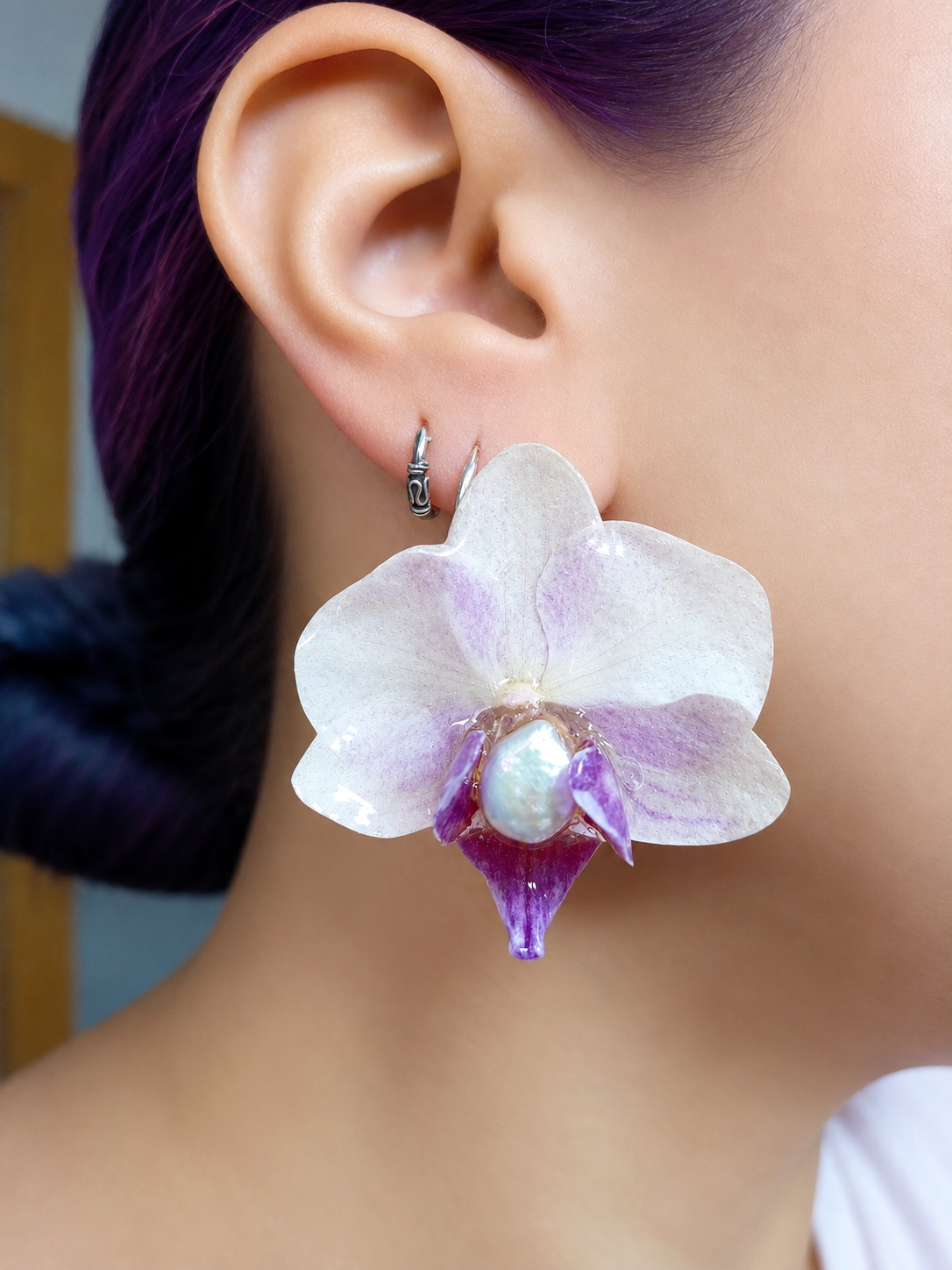 🤍💜Pendientes de orquídea baby "Susurro blanco y morado con perla barroca"💜🤍