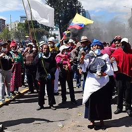 Los pueblos indígenas ecuatorianos, organizados en la Confederación de Nacionalidades Indígenas de Ecuador (CONAIE) están en paro indefinido desde el 13 de junio. Exigen las garantías para el pleno ejercicio de sus derechos colectivos. Pero sus demandas se extienden a los derechos de todos los ecuatorianos y ecuatorianas.
Y es que hay una crisis económica mundial y una inflación que afecta a los sectores más empobrecidos. El Programa Mundial de Alimentos de Naciones Unidas ha advertido que 14 millones de latinoamericanos y latinoamericanas pueden quedar sin seguridad alimentaria. Entre ellos, los pueblos indígenas.
Esto ocurre en todo el continente porque los gobiernos se someten a la globalización neoliberal, con economías basadas en los combustibles fósiles y la producción agrícola para la exportación. Las políticas estatales no tienen por objetivo la seguridad y soberanía alimentarias sino la venta.
Por eso afirmamos que las demandas de la CONAIE son las de los pueblos y las mujeres indígenas de todo el continente. Y esto hace más urgente nuestra solidaridad y la articulación de nuestras luchas por cambiar el modelo neoliberal extractivista. Estas son sus demandas:
1. Reducción y no más subida del precio de los combustibles. Congelar el diésel y la gasolina. Focalizar a los sectores que necesitan subsidio: agricultores, campesinos, transportistas, pescadores, entre otros.
2. Alivio económico para más de cuatro millones de familias con la moratoria de mínimo un año y renegociación de las deudas con reducción de las tasas de interés en el sistema financiero. No al embargo de bienes por falta de pago.
3. Precios justos en los productos del campo: para que millones de campesinos pequeños y medianos productores puedan sustentarse y continúen produciendo.
4. Empleo y derechos laborales. Políticas de inversión pública para frenar la precarización laboral y asegurar el sostenimiento de la economía popular.
5. Moratoria a la ampliación de la frontera extractiva minera/petrolera, auditoría y reparación integral por los impactos socioambientales. Para la protección de los territorios, fuentes de agua y ecosistemas frágiles.
6. Respeto a los 21 derechos colectivos: educación integral bilingüe, justicia indígena, consulta previa, libre e informada, organización y autodeterminación de pueblos indígenas.
7. Alto a la privatización de los sectores estratégicos.
8. Control de precios y de la especulación en el mercado de los productos de primera necesidad, que hacen los intermediarios.
9. Salud y educación. Presupuesto urgente frente al desabastecimiento de los hospitales por falta de medicinas y personal. Garantizar el acceso de la juventud de la educación superior y mejoramiento de la infraestructura en escuelas, colegios y universidades.
10. Seguridad, protección y políticas públicas efectivas para frenar la ola de violencia, sicariato, delincuencia, narcotráfico, secuestro y crimen organizado.
Hagamos nuestras estas demandas. Desde ECMIA SUR nos solidarizamos con sus luchas y llamamos a la solidaridad continental.