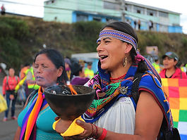La represión por el gobierno de Guillermo Lasso en Ecuador ha encarcelado e iniciado procesos judiciales a decenas de indígenas que se manifestaron en defensa de sus territorios. Como todos los gobiernos que implementan el extractivismo, la criminalización de la protesta es su única respuesta ante la exigencia de ejercicio de derechos.
Aunque la Confederación de Nacionalidades Indígenas de Ecuador (Conaie) inició sus manifestaciones el 26 de octubre por el alza de los precios de los combustibles, esta no es su única demanda. También rechaza los decretos ejecutivos 95 y 151, que vulneran los territorios indígenas en la Amazonía., al diseñar nuevas estrategias de producción petrolera.
A ello se suman los planes de exploración y explotación minera, a la que los pueblos y las mujeres indígenas de Ecuador también se oponen porque no quieren la destrucción de la Madre Naturaleza y todas sus formas de vida.
Otro de los decretos que exigen derogar es el 238, que establece nuevas políticas para el sector eléctrico. Aunque oficialmente el gobierno lo hace “con el objetivo de consolidar un sector eficiente, competitivo, sostenible, ambientalmente responsable, basado en la innovación, que garantice la seguridad jurídica y potencie la inversión privada”, los pueblos indígenas afirman que el real propósito es privatizar este sector, lo que constituiría como un nuevo golpe para las economías populares.
Desde ECMIA SUR nos solidarizamos con la lucha de los pueblos indígenas ecuatorianos, exigimos la atención de sus demandas, la libertad de los detenidos y el cese de la represión.