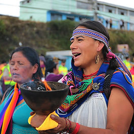 La represión por el gobierno de Guillermo Lasso en Ecuador ha encarcelado e iniciado procesos judiciales a decenas de indígenas que se manifestaron en defensa de sus territorios. Como todos los gobiernos que implementan el extractivismo, la criminalización de la protesta es su única respuesta ante la exigencia de ejercicio de derechos.
Aunque la Confederación de Nacionalidades Indígenas de Ecuador (Conaie) inició sus manifestaciones el 26 de octubre por el alza de los precios de los combustibles, esta no es su única demanda. También rechaza los decretos ejecutivos 95 y 151, que vulneran los territorios indígenas en la Amazonía., al diseñar nuevas estrategias de producción petrolera.
A ello se suman los planes de exploración y explotación minera, a la que los pueblos y las mujeres indígenas de Ecuador también se oponen porque no quieren la destrucción de la Madre Naturaleza y todas sus formas de vida.
Otro de los decretos que exigen derogar es el 238, que establece nuevas políticas para el sector eléctrico. Aunque oficialmente el gobierno lo hace “con el objetivo de consolidar un sector eficiente, competitivo, sostenible, ambientalmente responsable, basado en la innovación, que garantice la seguridad jurídica y potencie la inversión privada”, los pueblos indígenas afirman que el real propósito es privatizar este sector, lo que constituiría como un nuevo golpe para las economías populares.
Desde ECMIA SUR nos solidarizamos con la lucha de los pueblos indígenas ecuatorianos, exigimos la atención de sus demandas, la libertad de los detenidos y el cese de la represión.