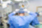 vue-arriere-du-chirurgien-masculin-portant-masque-chirurgical-salle-operation-hopital_edit
