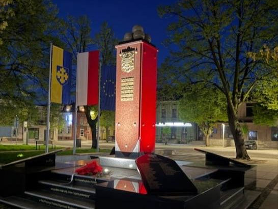 Pomnik Niepodległości podświetlony na biało-czerwono