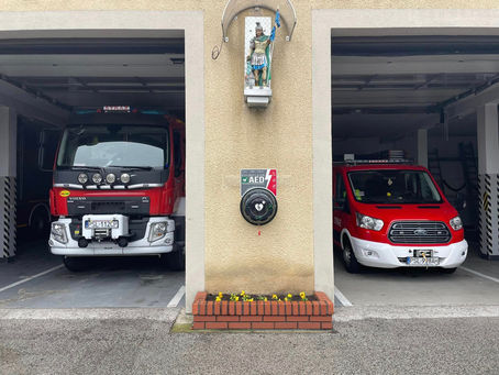 Defibrylator AED na budynku OSP Strzałkowo. Użycie go zaalarmuje strażaków