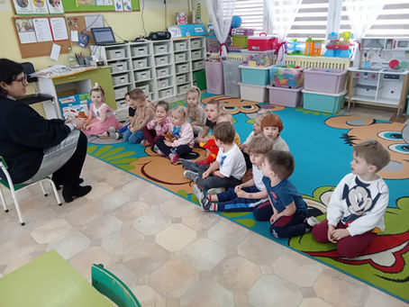 Punkt biblioteczny z wizytą w przedszkolu w Kawnicach