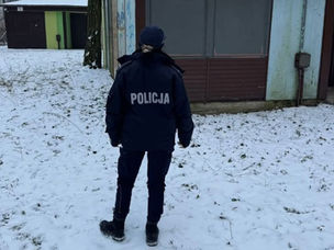 Uratowali kobietę przed wychłodzeniem