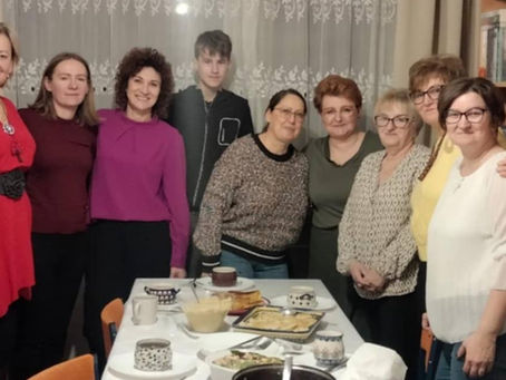 Rodzinna atmosfera podczas świątecznych warsztatów w Bibliotece Publicznej Gminy Słupca