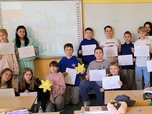 Słowo i pamięć - czwartoklasiści pisali zaproszenie i wzięli udział w akcji "Żonkile"