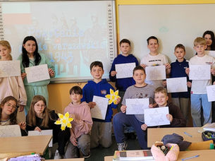 Słowo i pamięć - czwartoklasiści pisali zaproszenie i wzięli udział w akcji "Żonkile"