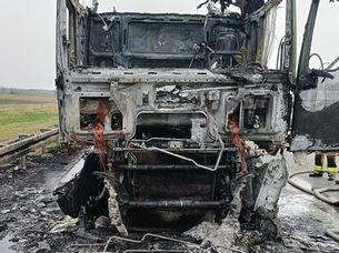 Spłonęła ciężarówka na autostradzie