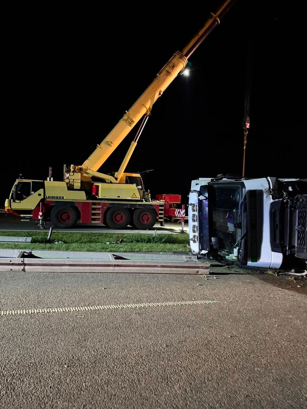 Nocna akcja służb na autostradzie