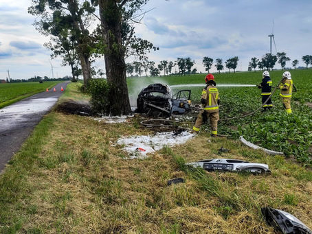 Wypadek i pożar samochodu w Paruszewie