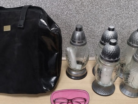 Wystarczyła chwila nieuwagi. Złodziej ukradł torbę ze zniczami