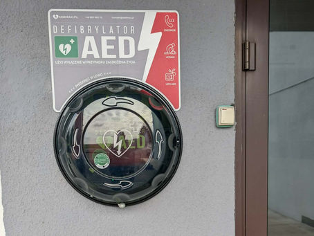 Zwiększy się bezpieczeństwo w sołectwie Koszuty-Parcele. AED na budynku szkoły