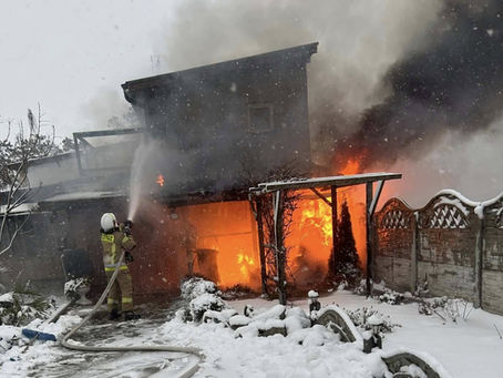 Kilka zastępów interweniowało przy pożarze altany