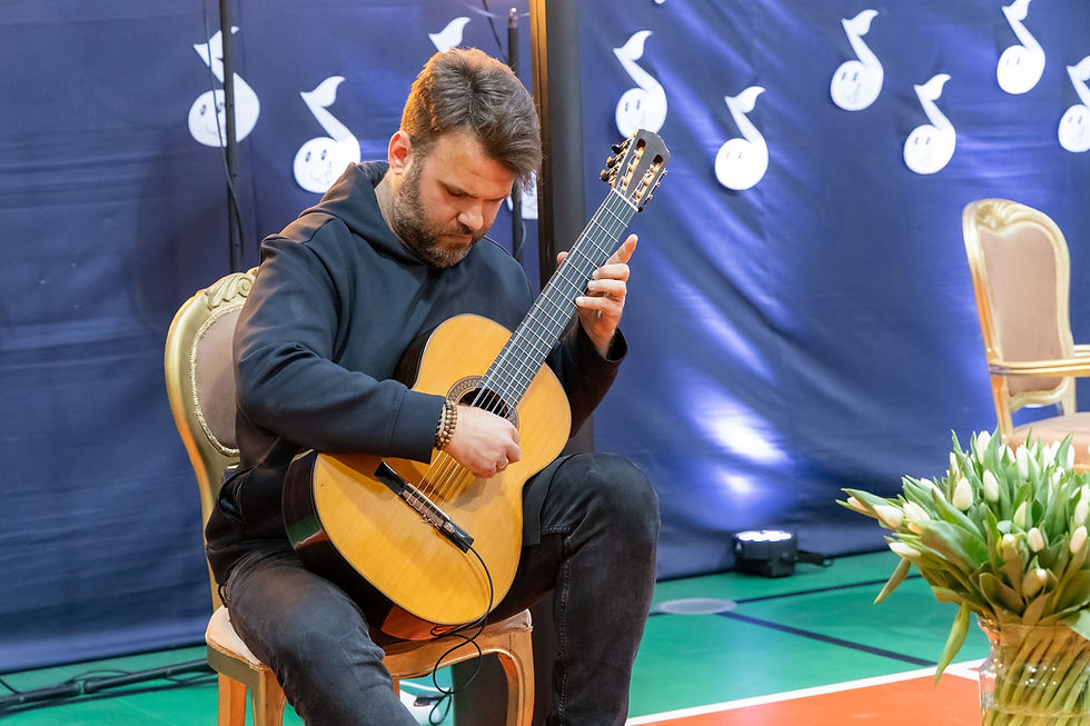 Uczniowie spotkali się ze światowej sławy wirtuozem gitary