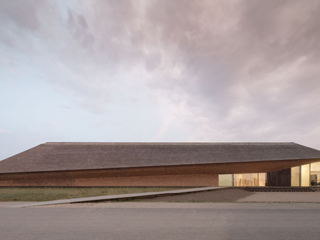 Un edificio futurista entre los humedales.