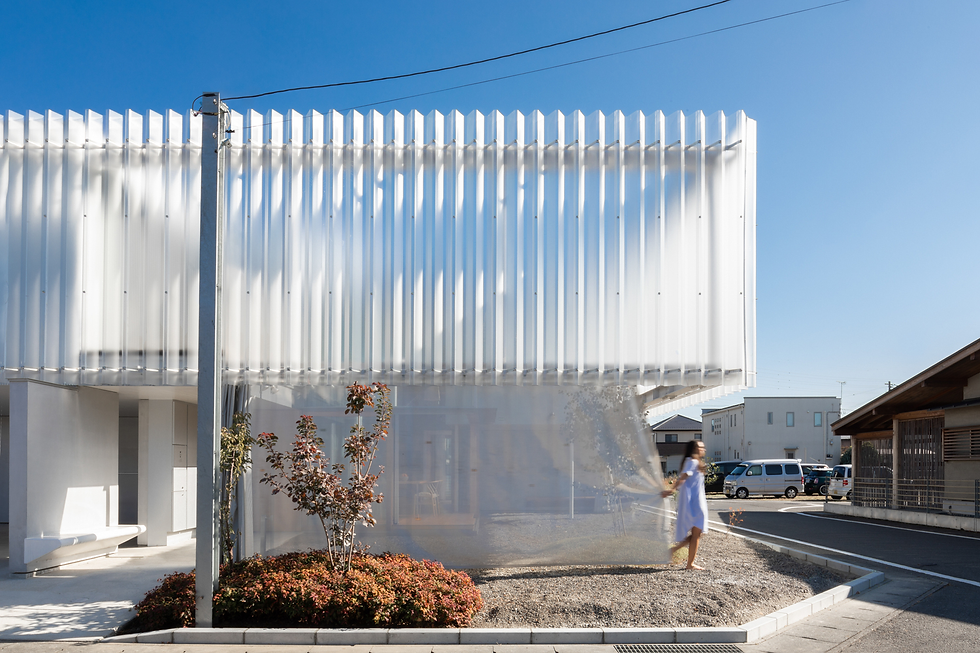 ¿Por qué usar policarbonato translúcido en fachadas de edificios?