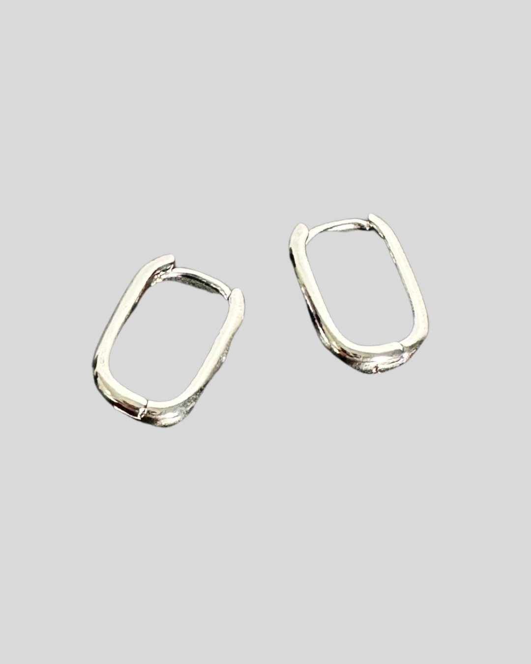 ARRACADA MINIMALISTA PLATEADA