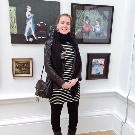 Kunstschilder Marleen Suzanne staat bij haar schilderij, tijdens de opening van de Royal Academy of Art Summer Exhibition in Londen in 2016.