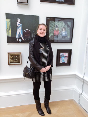 Kunstschilder Marleen Suzanne staat bij haar schilderij, tijdens de opening van de Royal Academy of Art Summer Exhibition in Londen in 2016.