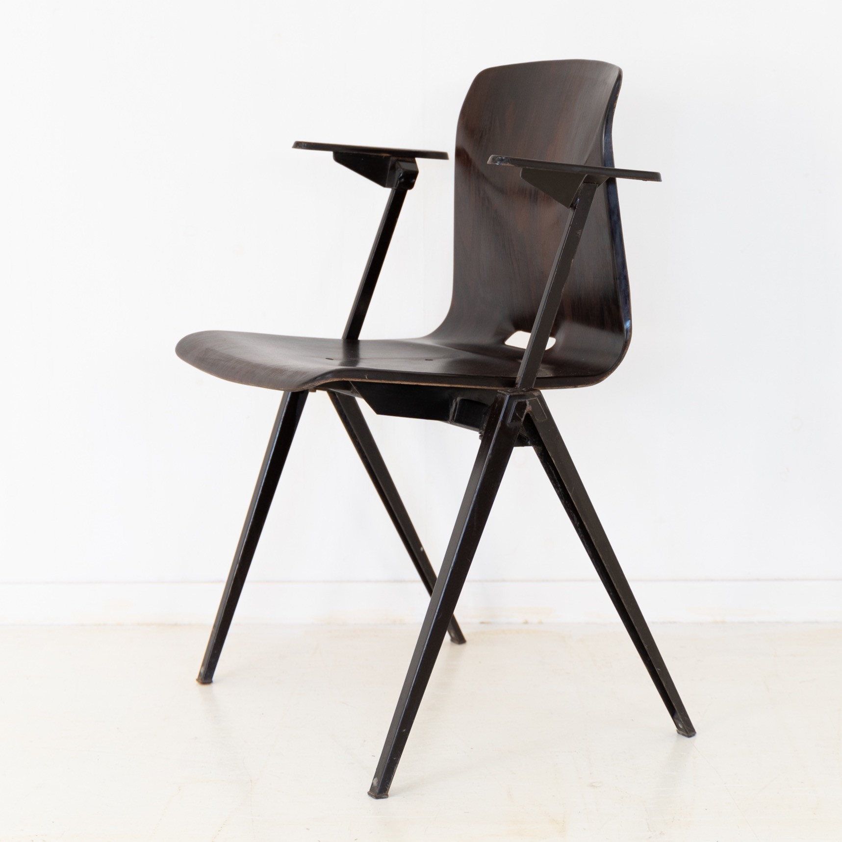 ガルファニタス チェア S22 アームレスト付 ダークブラウン