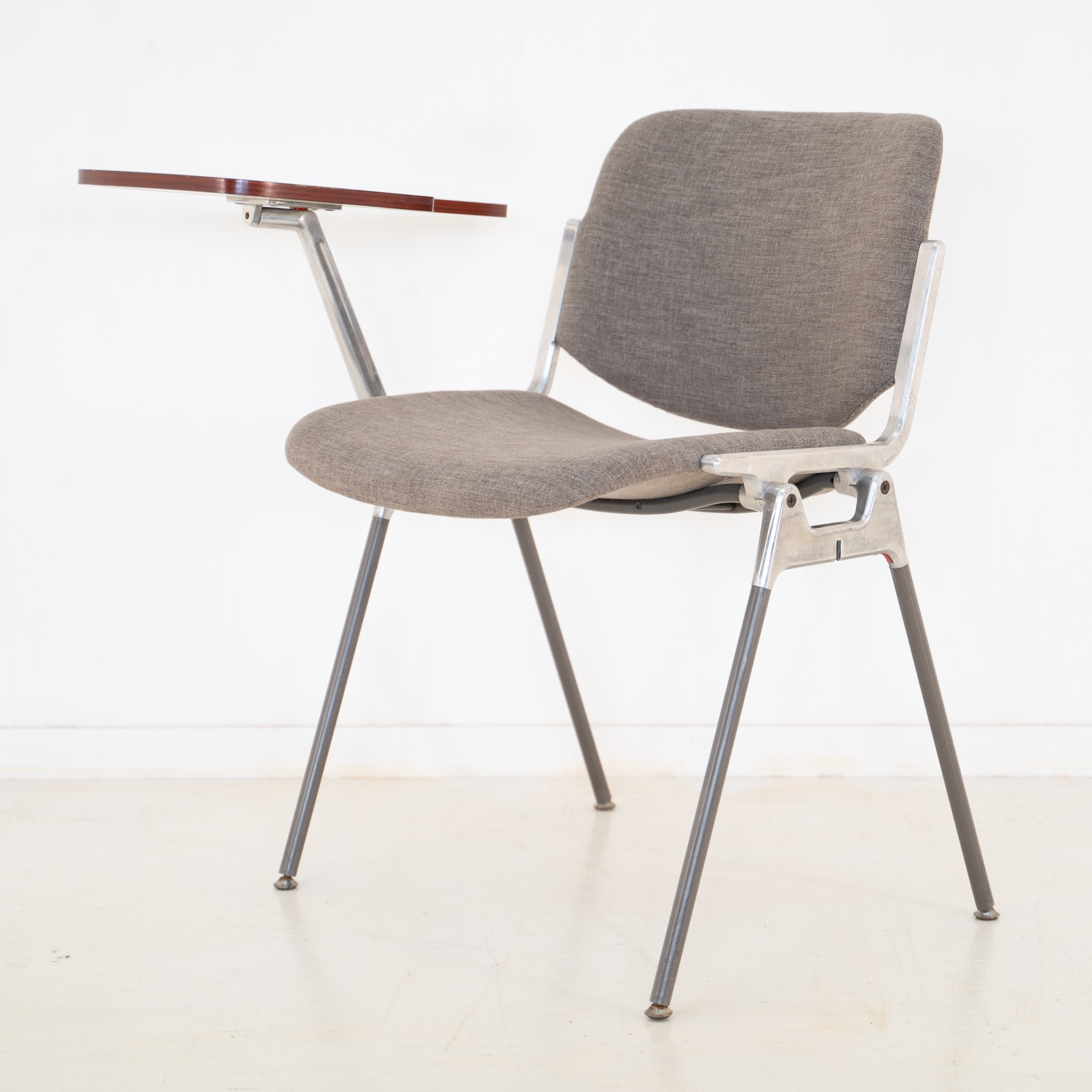 カステリチェア ライティングテーブル付 | Castelli chair with 