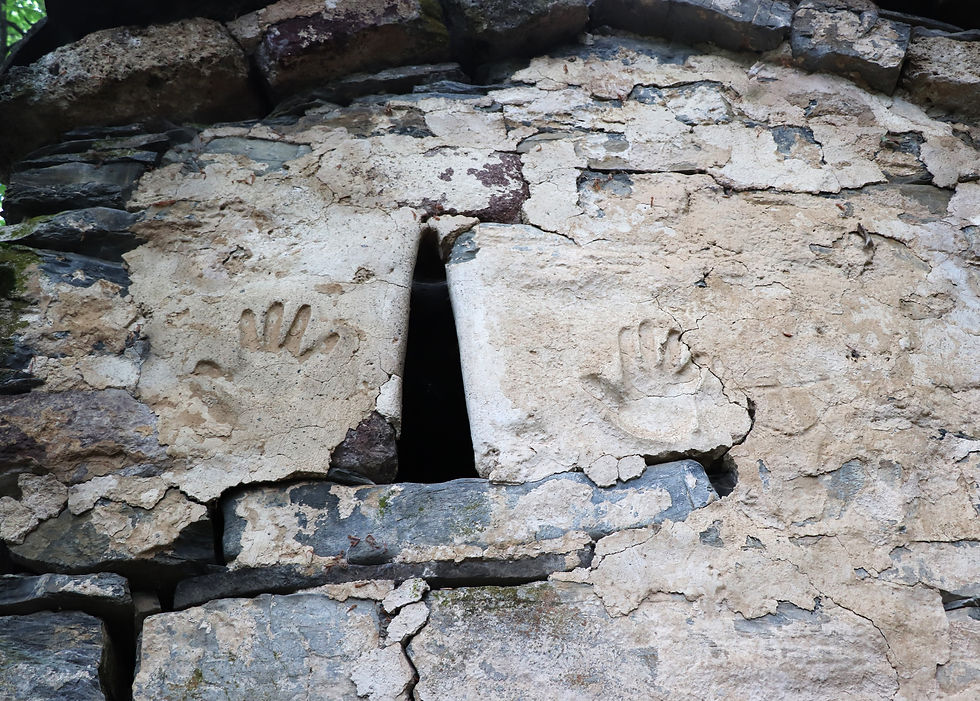 კვირაცხოვლის ეკლესიის ხელის გამოსახულებები