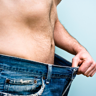 Perdre du poids ou maintenir un équilibre alimentaire peut être un véritable défi, souvent compliqué par des comportements inconscients, des compulsions alimentaires ou des croyances limitantes. L’hypnose offre une approche puissante et naturelle pour agir directement sur ces mécanismes et favoriser une relation saine avec la nourriture.
Contrairement aux régimes restrictifs qui créent de la frustration et entraînent des reprises de poids, l’hypnose agit sur les habitudes alimentaires, la perception de la faim et la gestion des émotions. Elle permet de reprogrammer l’inconscient pour adopter des comportements durables et bienveillants envers son corps.