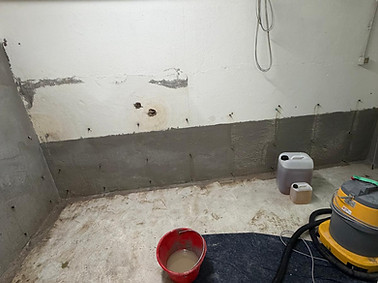 Parete in CLS con reticolo di fori per iniezione di resina poliuretanica a Milano Navigli