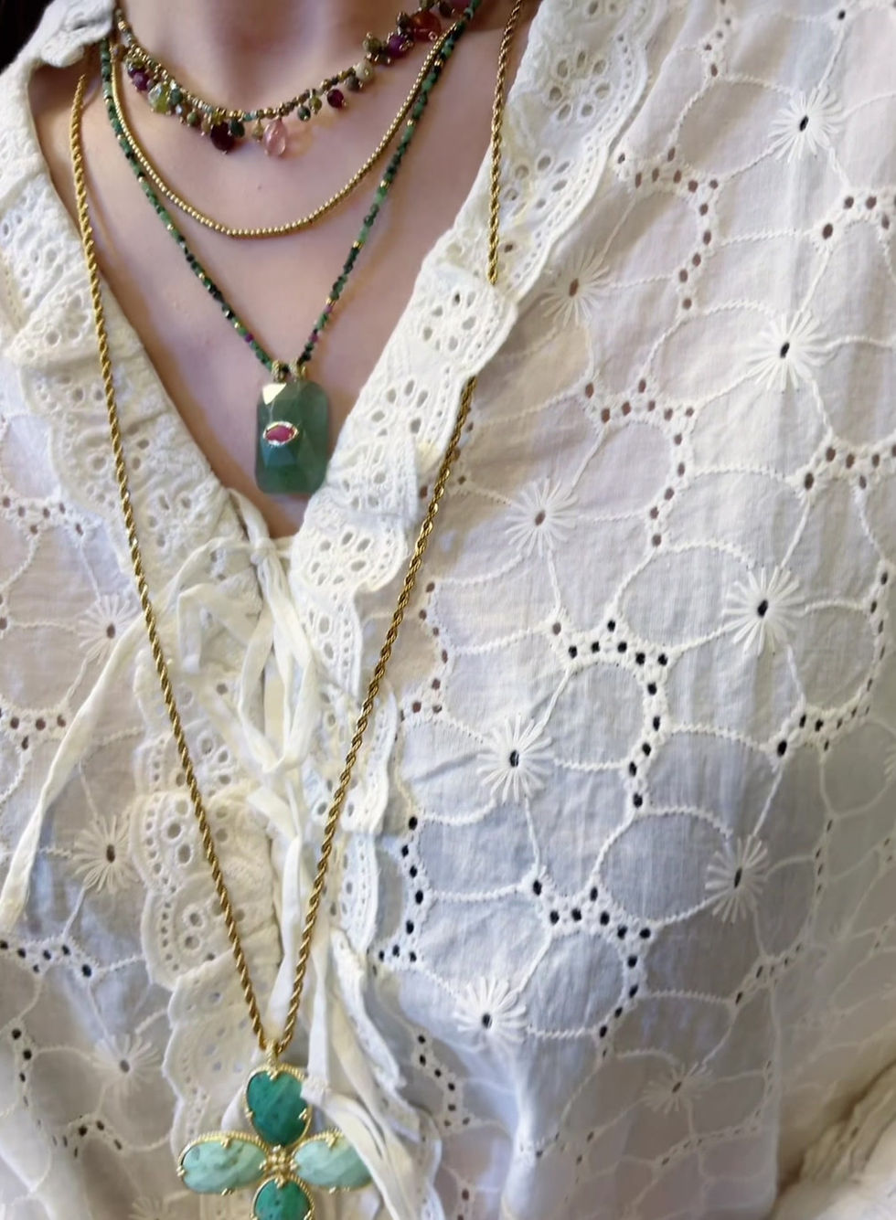Thumbnail: Sautoir HABAHA - chaine torsadé pendentif croix pierres multi