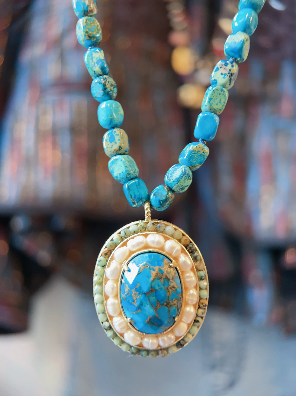 Thumbnail: Collier HABAHA - cube pierre impériale ovale/rectangle pierres perles d'eau