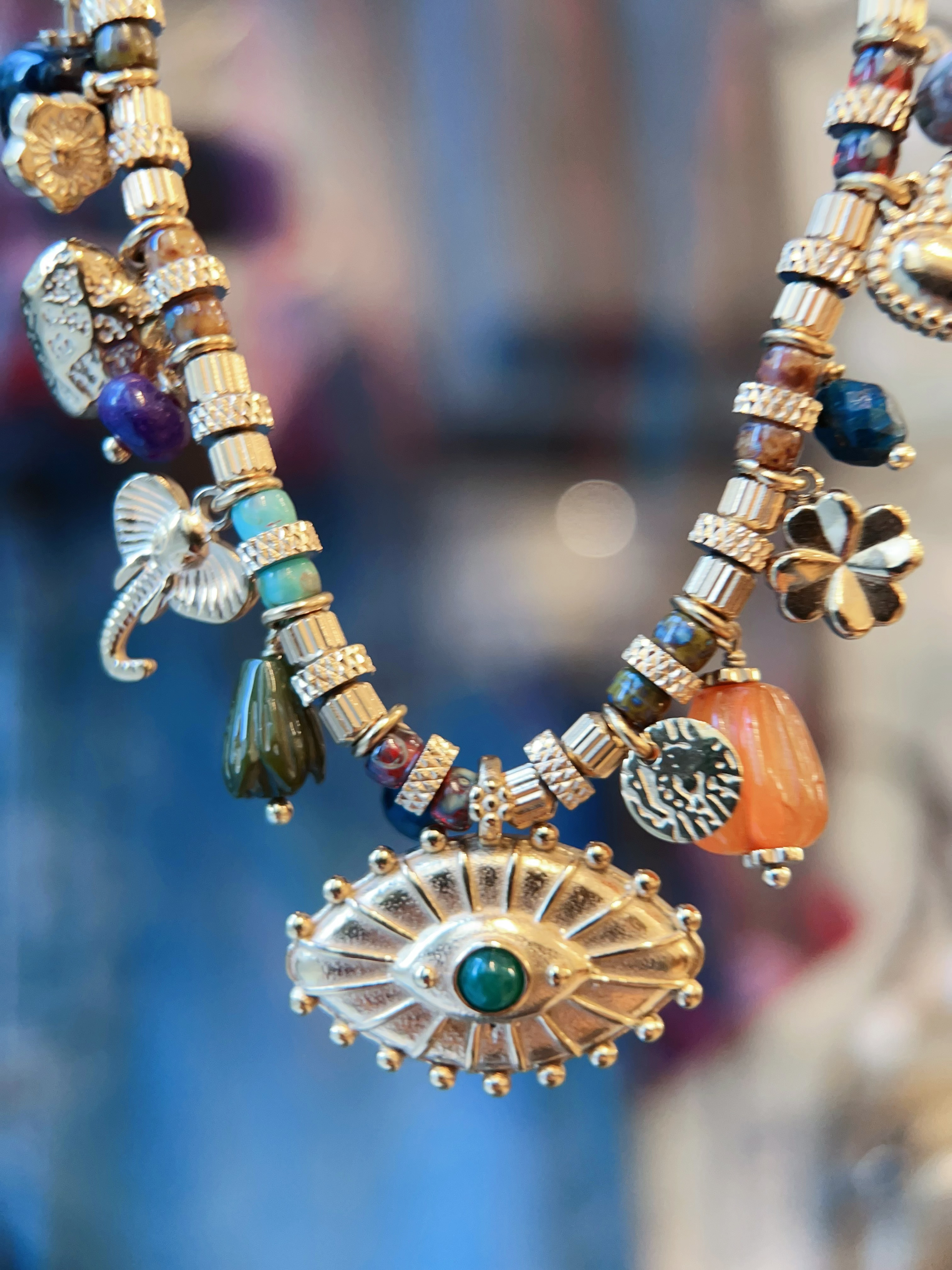 Collier - HABAHA - fil rondelles pampilles éléphant oeil vert